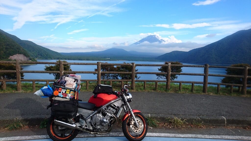 本栖湖畔からの富士山